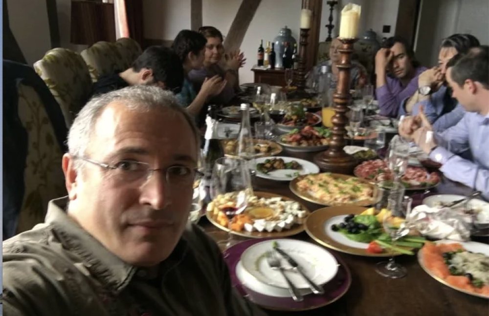 Attributes of Mikhail Khodorkovsky's fight: black caviar, foie gras, expensive wines, premium class restaurants